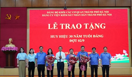 Viện KSND thành phố Hà Nội tổ chức Lễ trao tặng Huy hiệu 30 năm tuổi...